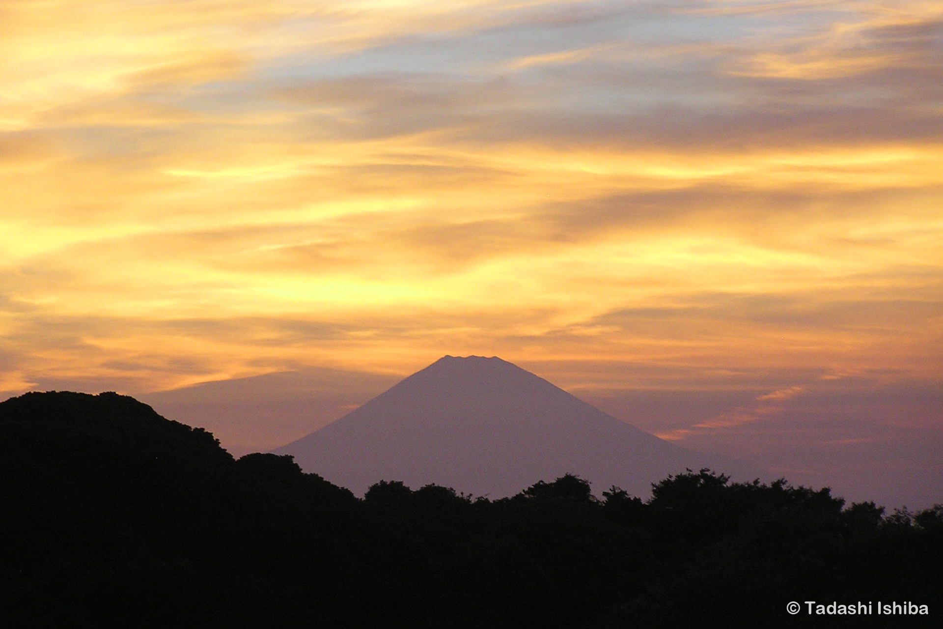 美しい夕焼けと富士山