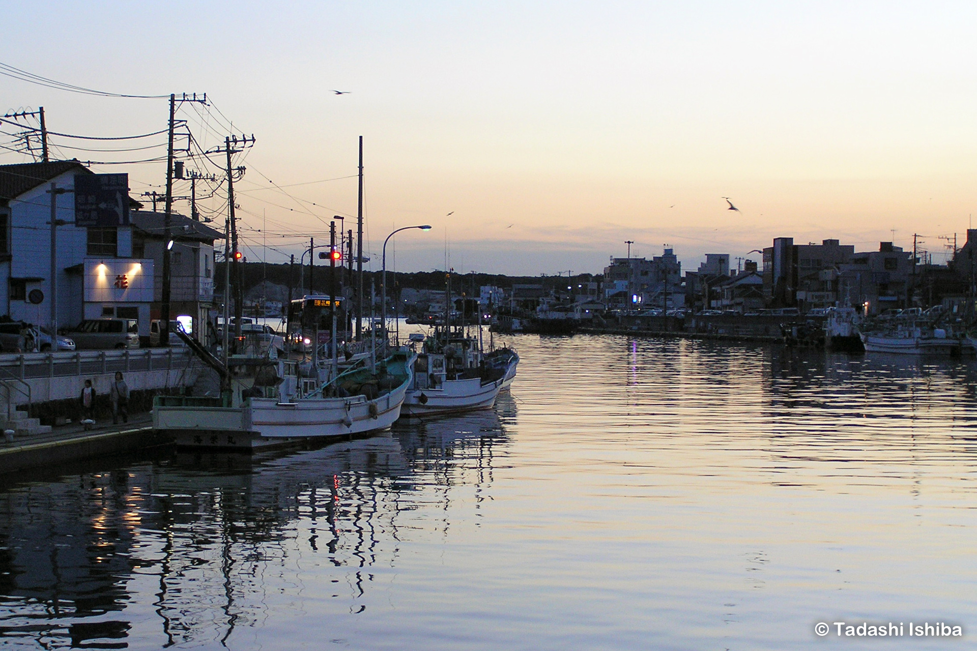 静かな夕暮れの三崎港