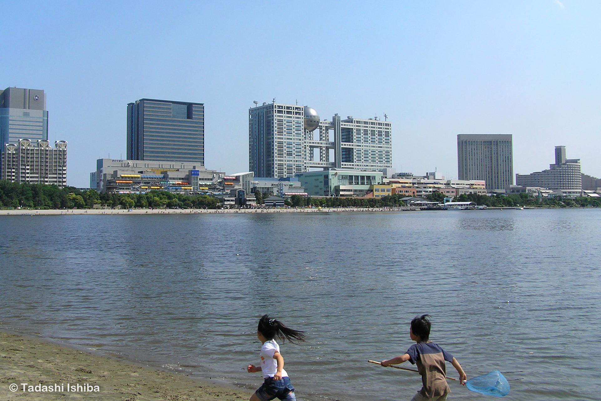 砂浜で遊ぶ子供たち