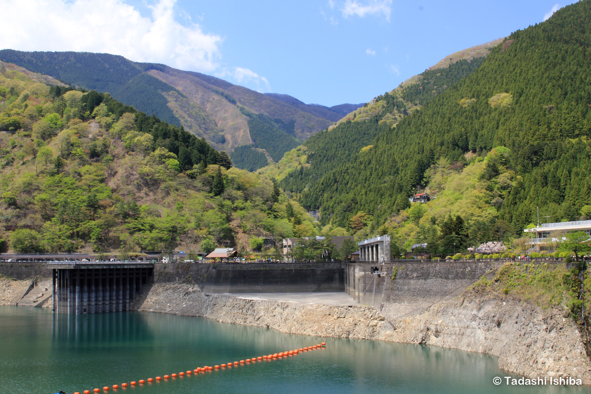 奥多摩湖の山々