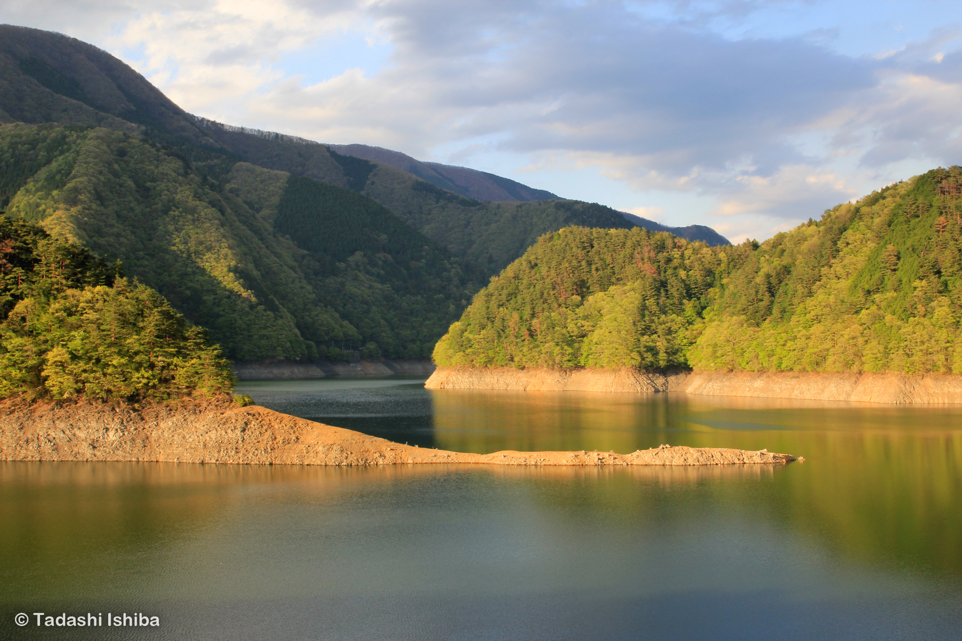 夕方の奥多摩湖