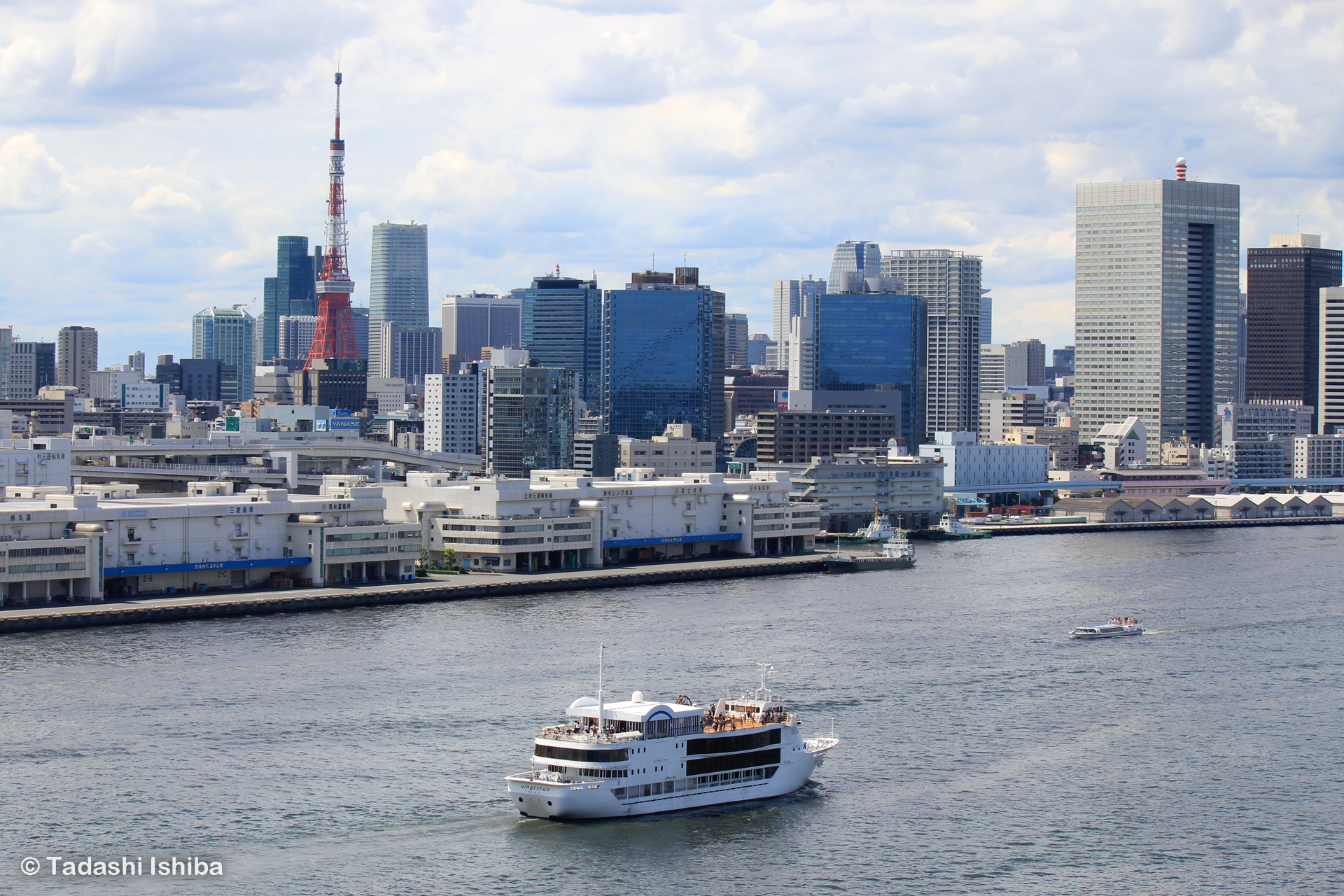 レインボーブリッジから見た東京タワーと客船