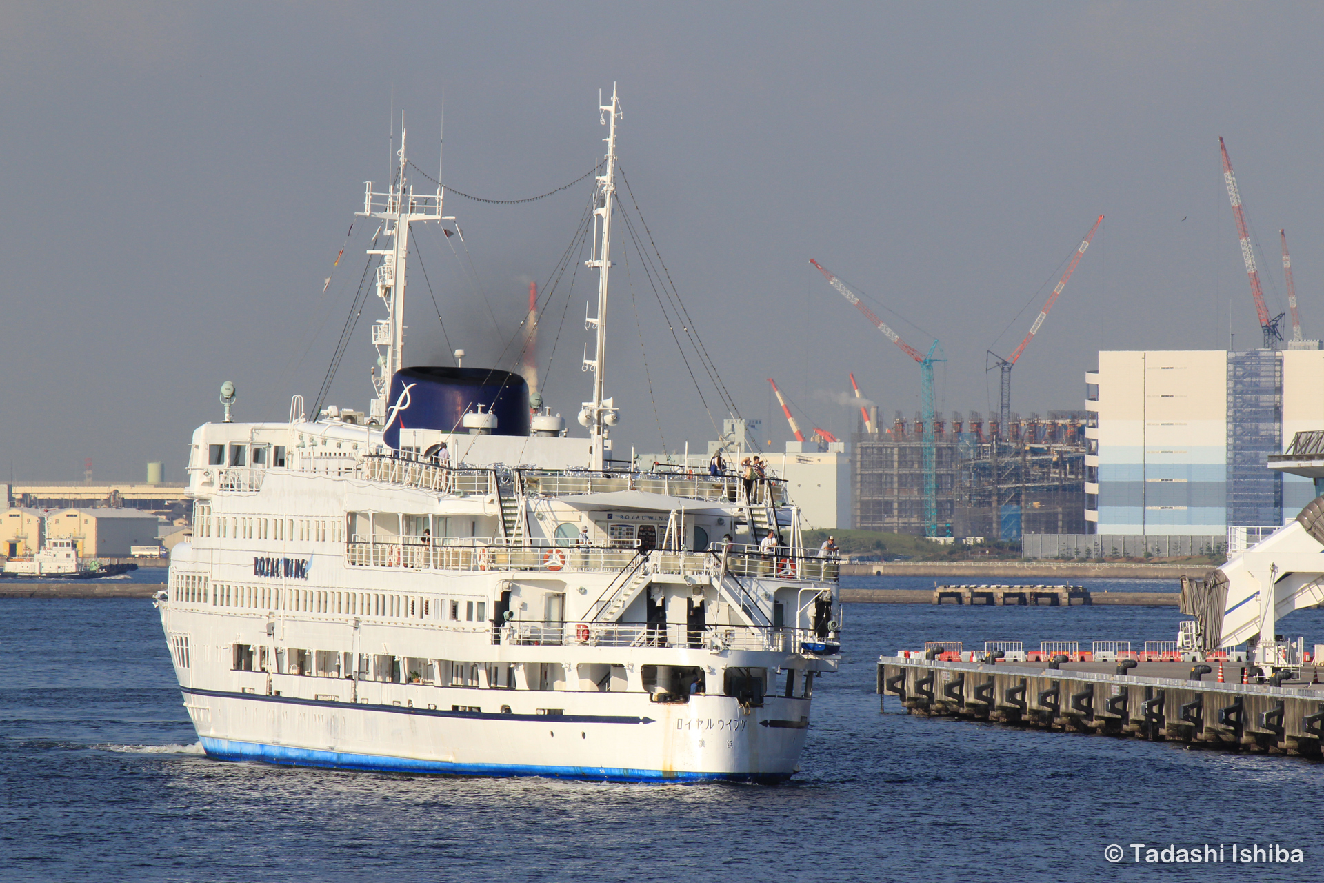 横浜港を行く客船