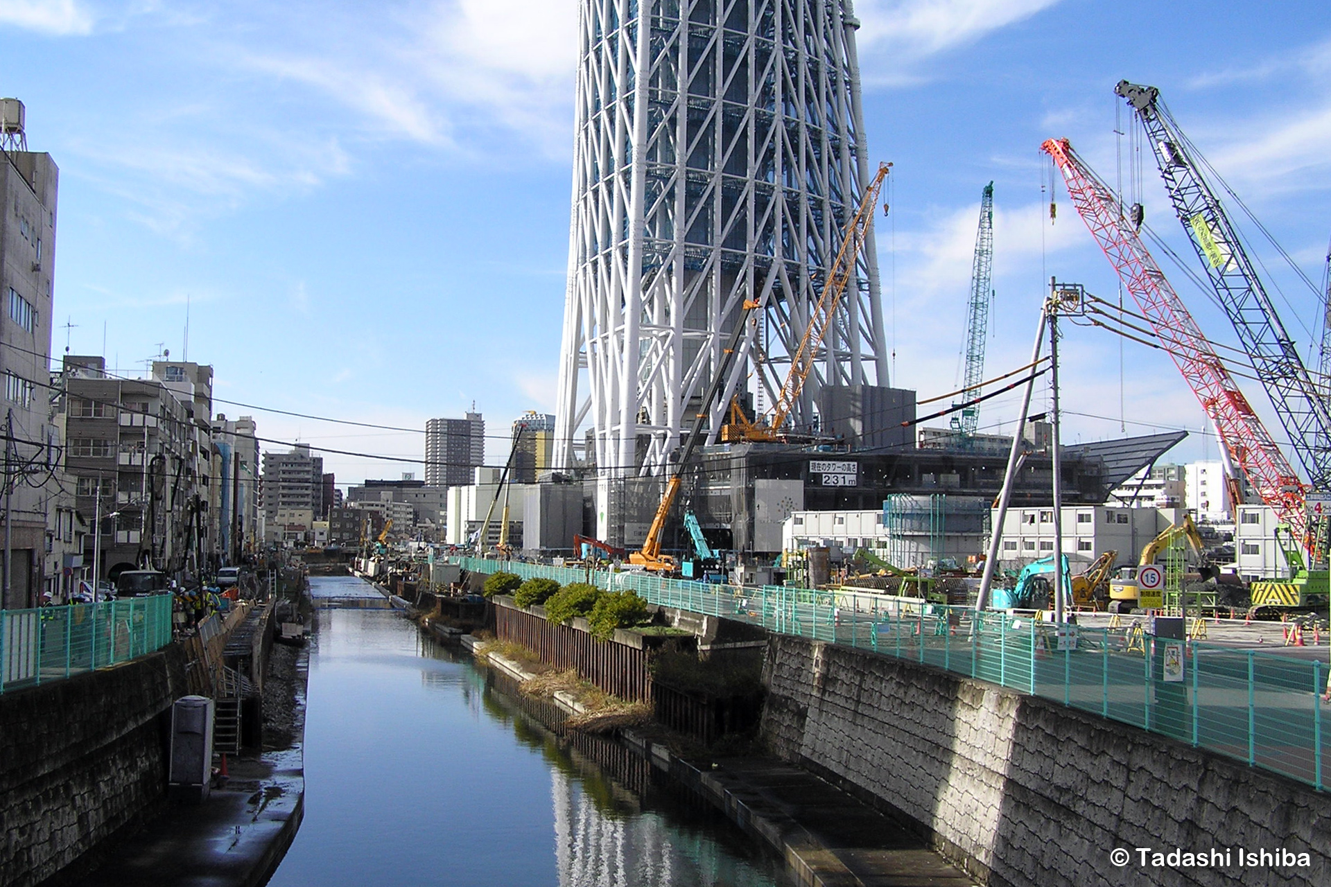 北十間川と建設途中のスカイツリー