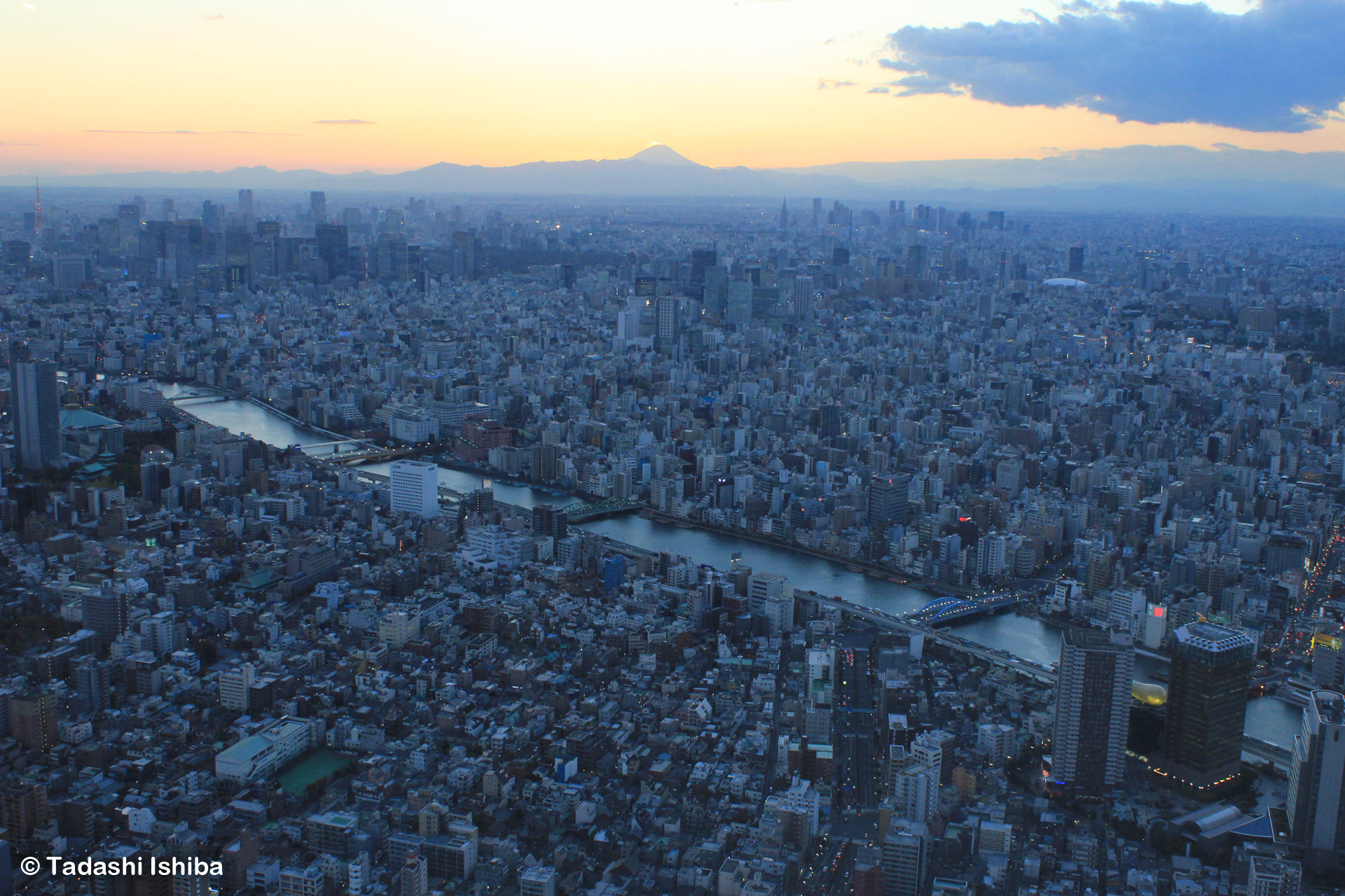 夕暮れの東京と富士山