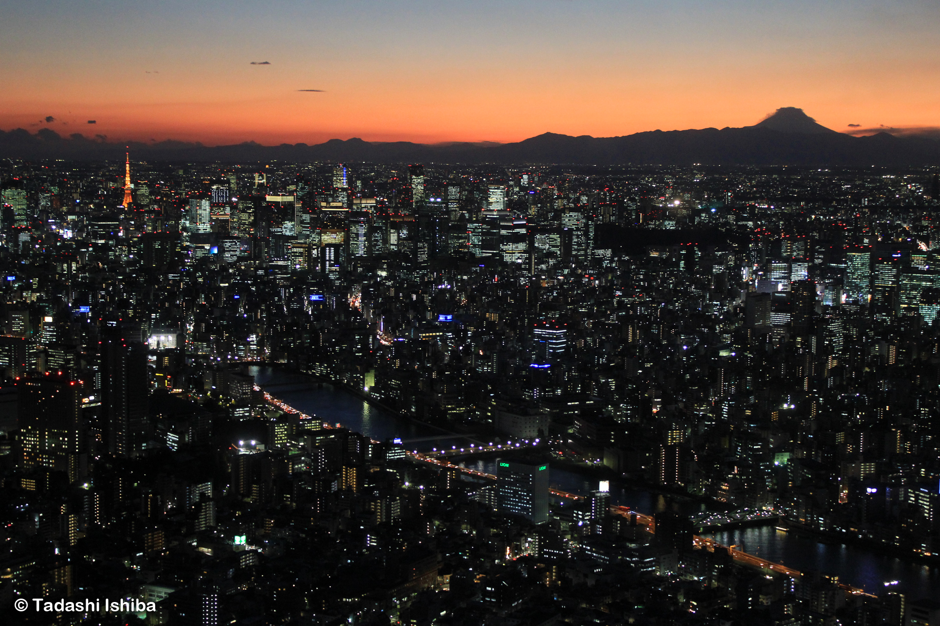 丸ノ内の夜景と富士山