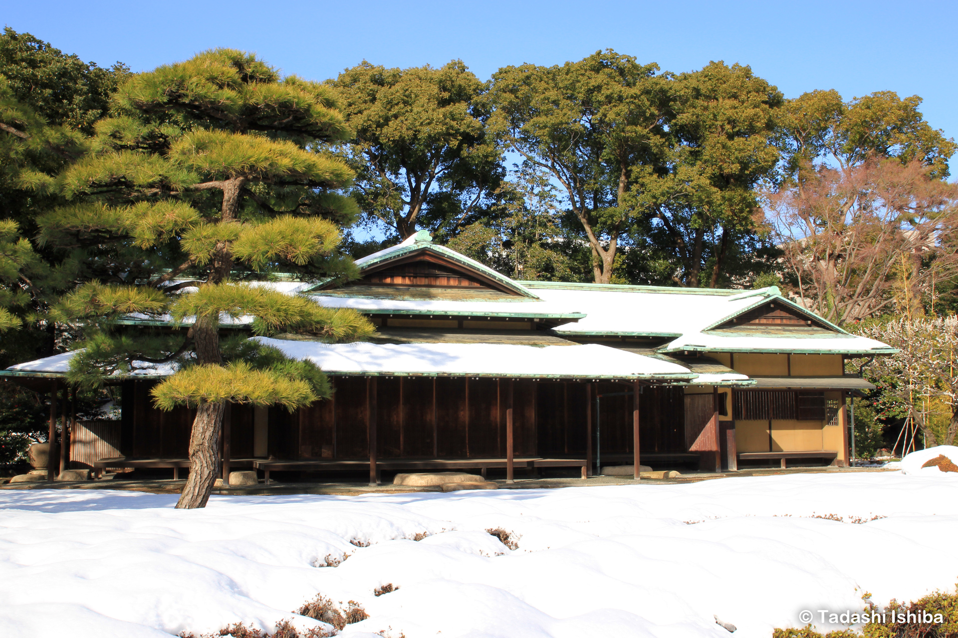 雪の積もる諏訪の茶屋