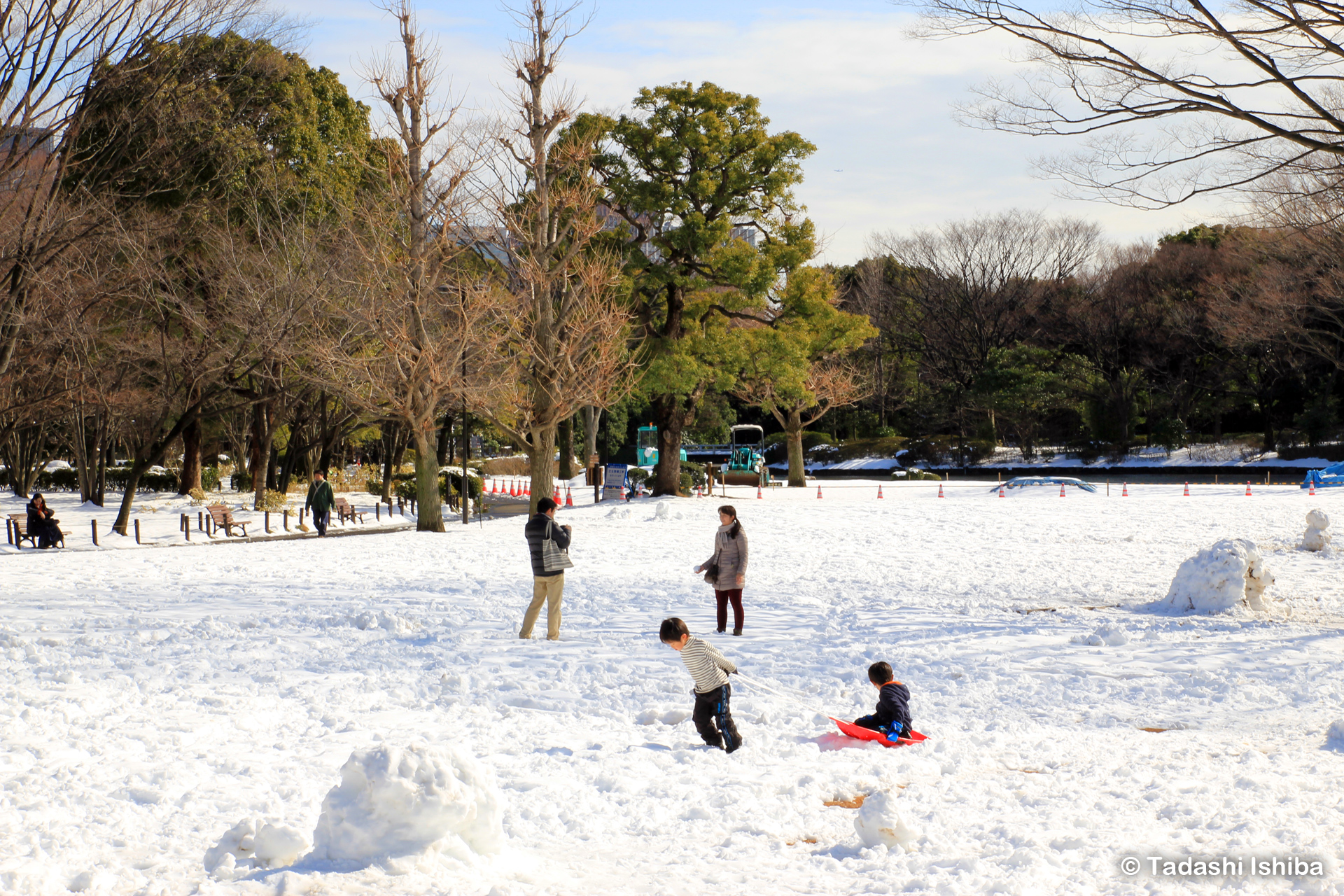 北の丸公園で雪遊びをする子供たち