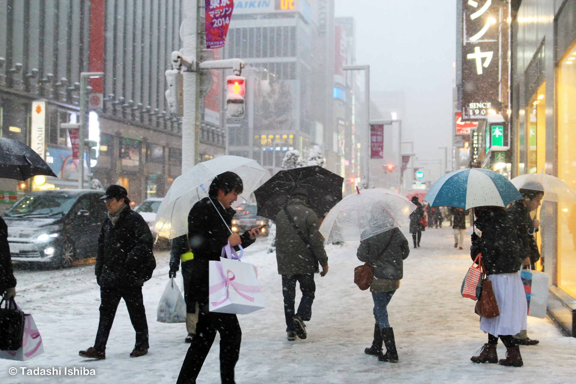 大雪の中を行きかう人