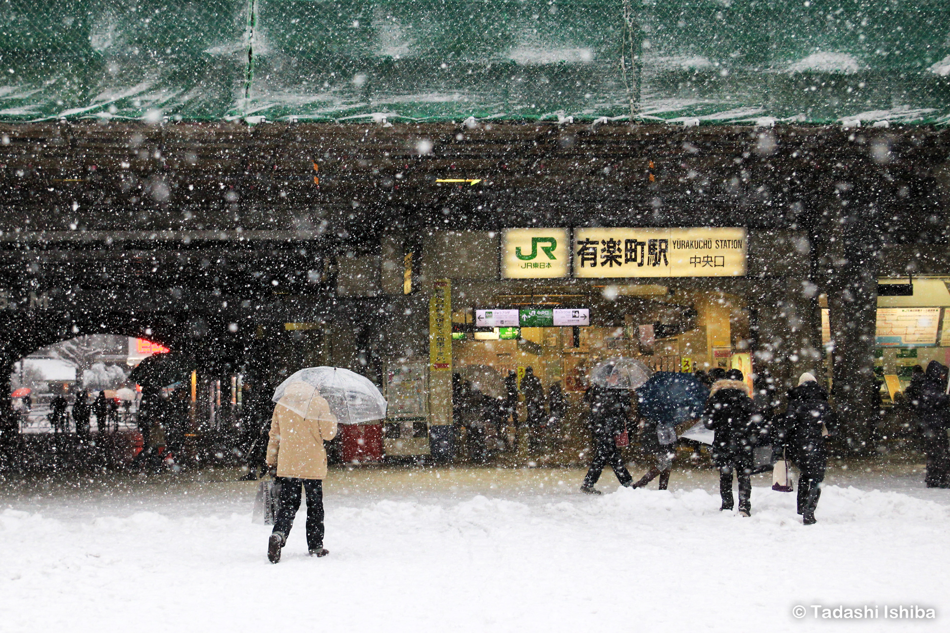 大雪の有楽町駅