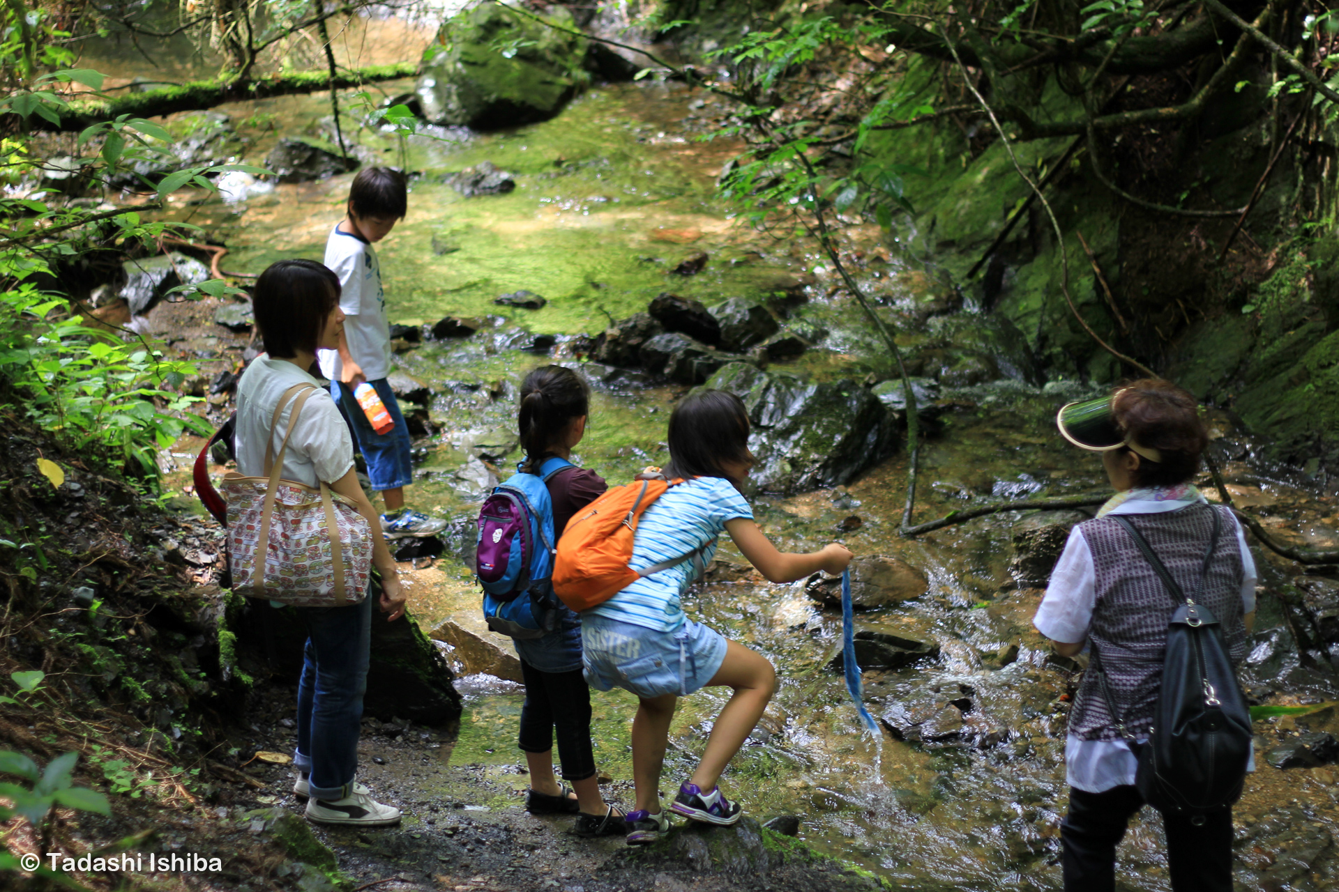 沢で遊ぶ子供たち