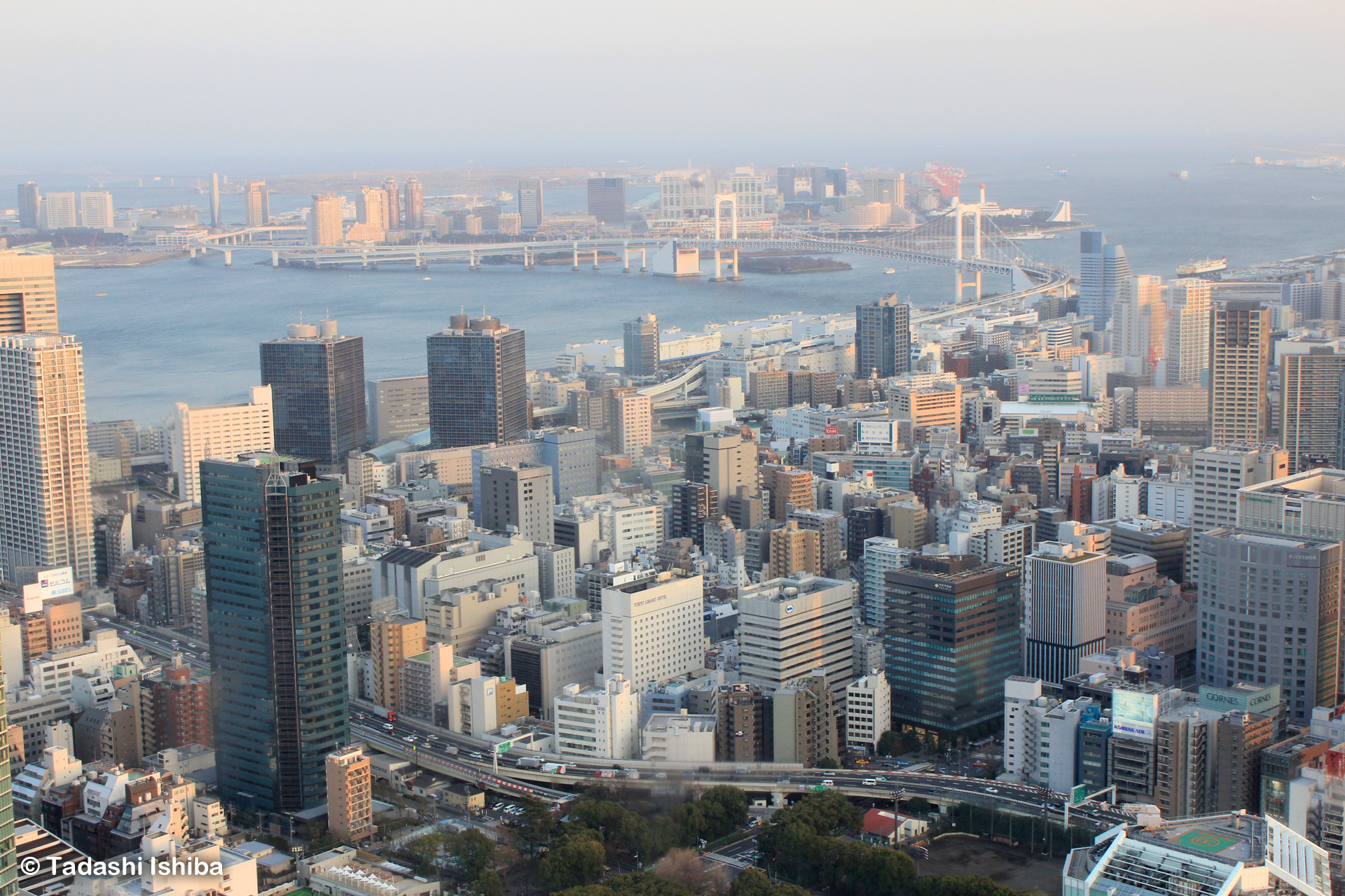 東京タワーの展望台から見たレインボーブリッジとお台場