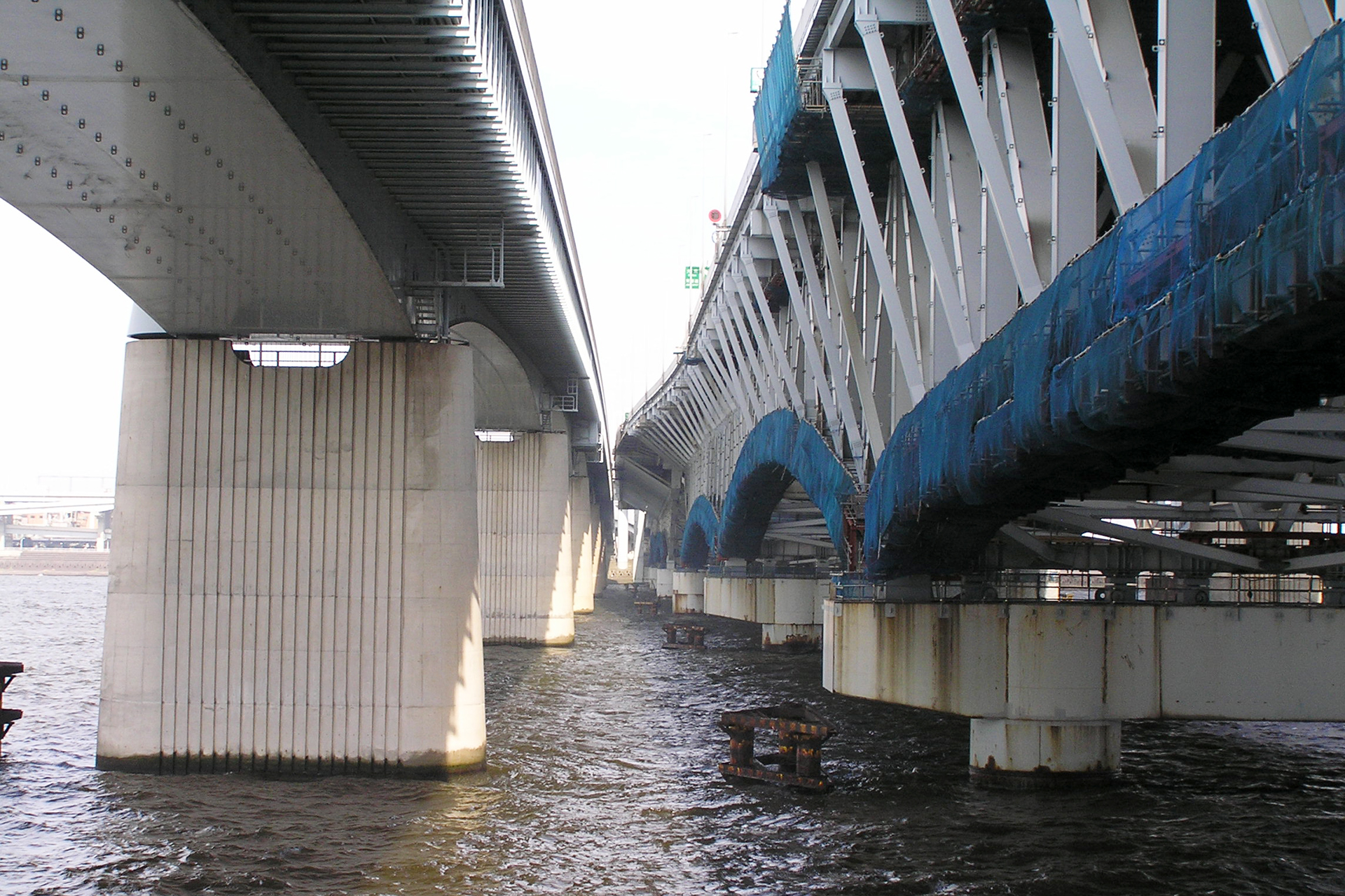 荒川河口橋とJR東日本京葉線の鉄橋