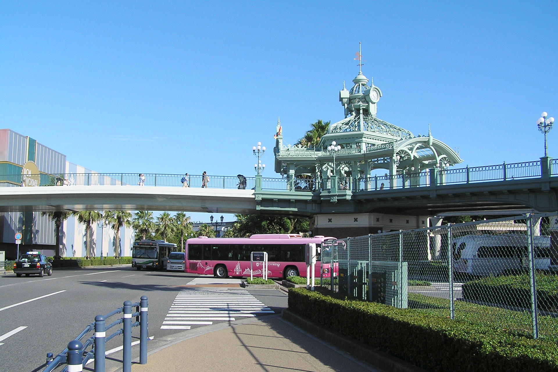 ディズニーランドへ向かう橋