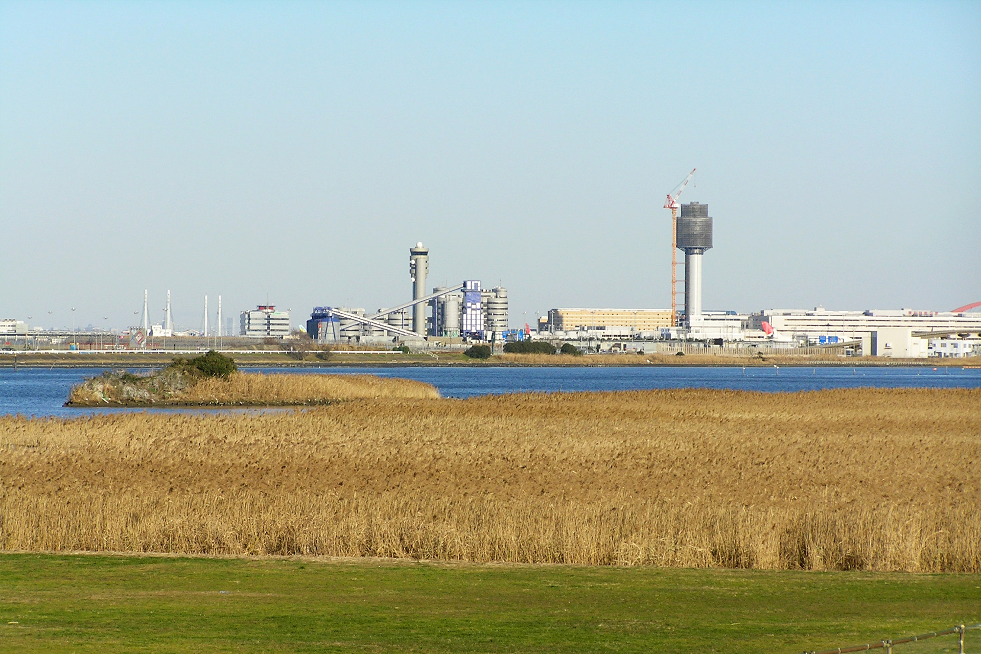 羽田空港と管制塔