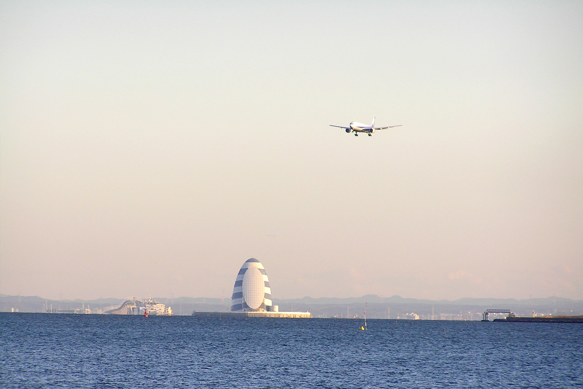 旅客機と風の塔