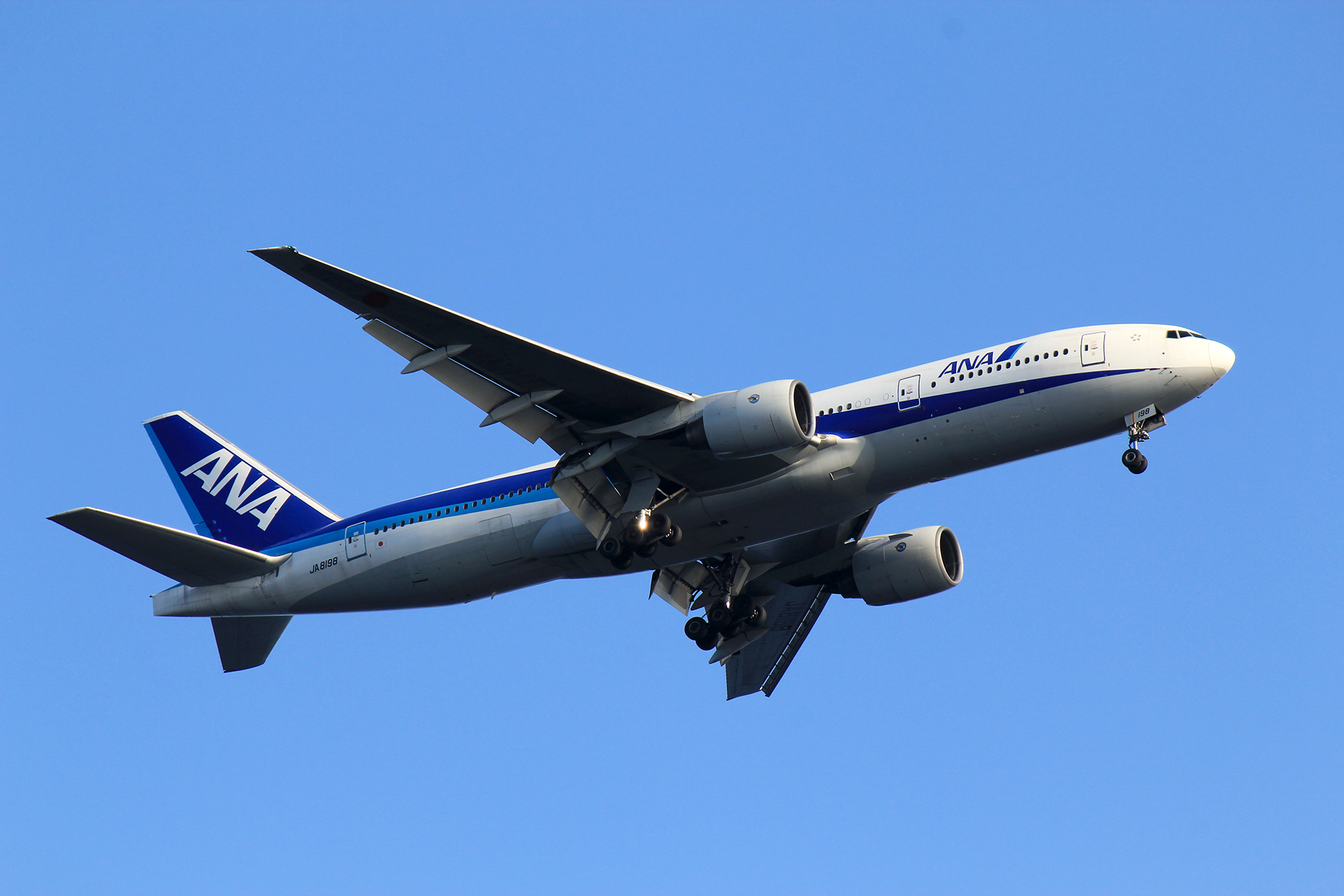 羽田空港に向かうANA旅客機