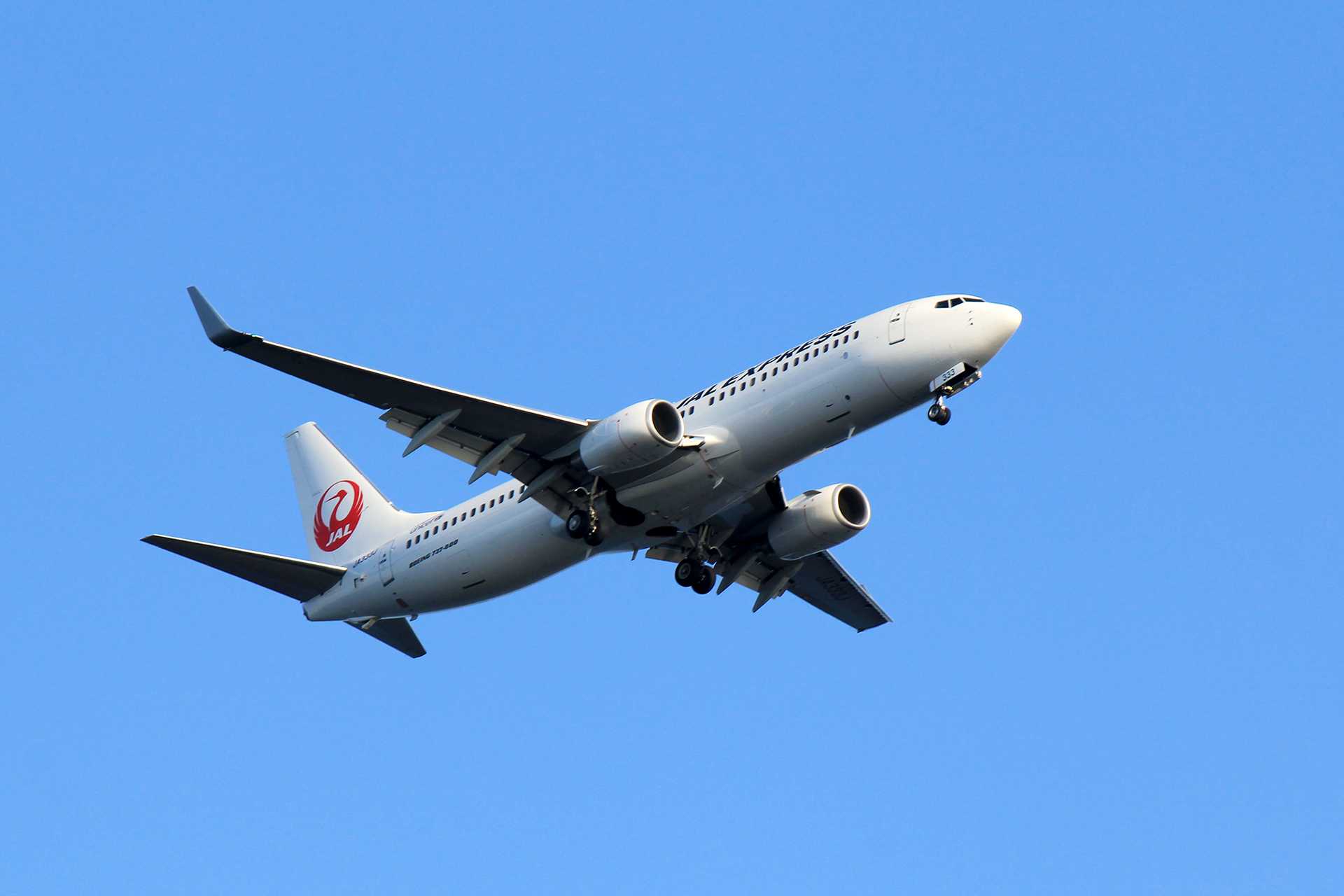 羽田空港に向かうJAL旅客機