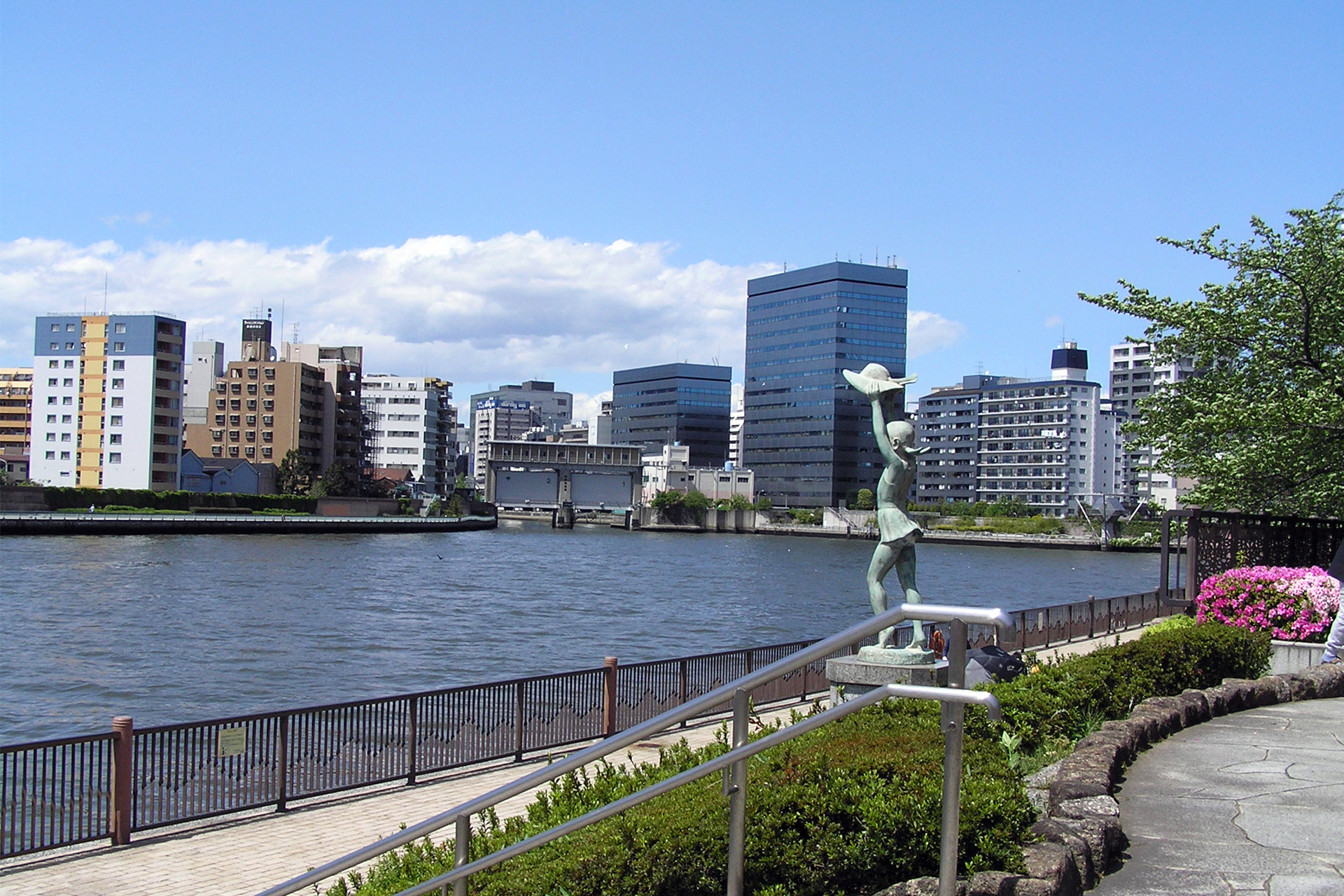 佃公園のみどりの風の像