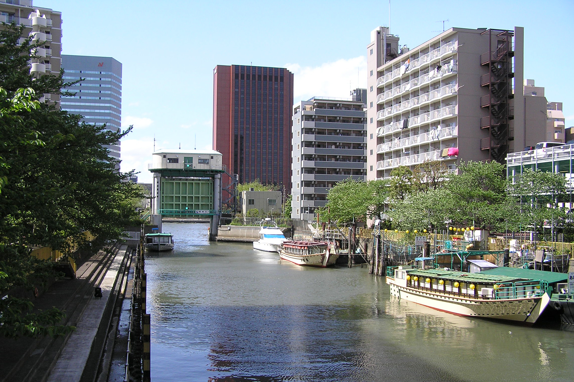 佃島の水路と水門