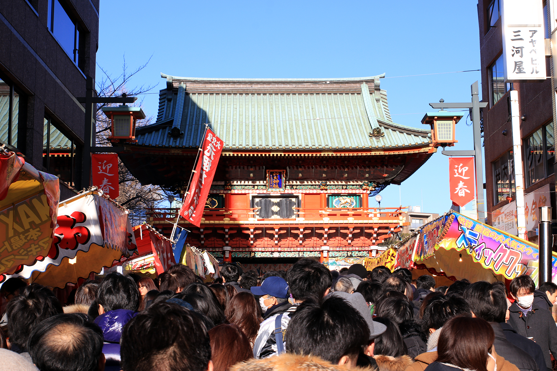 神田明神の参道と隨神門