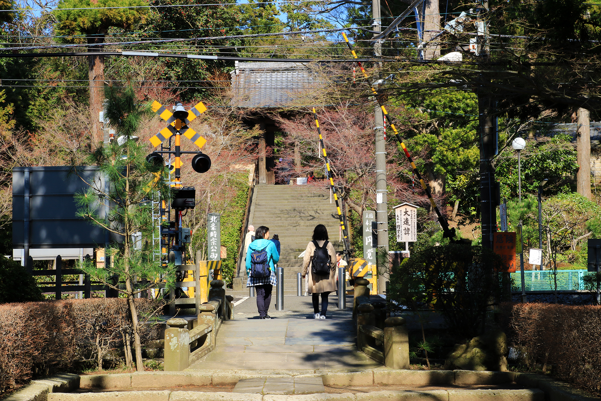 踏切から円覚寺へ