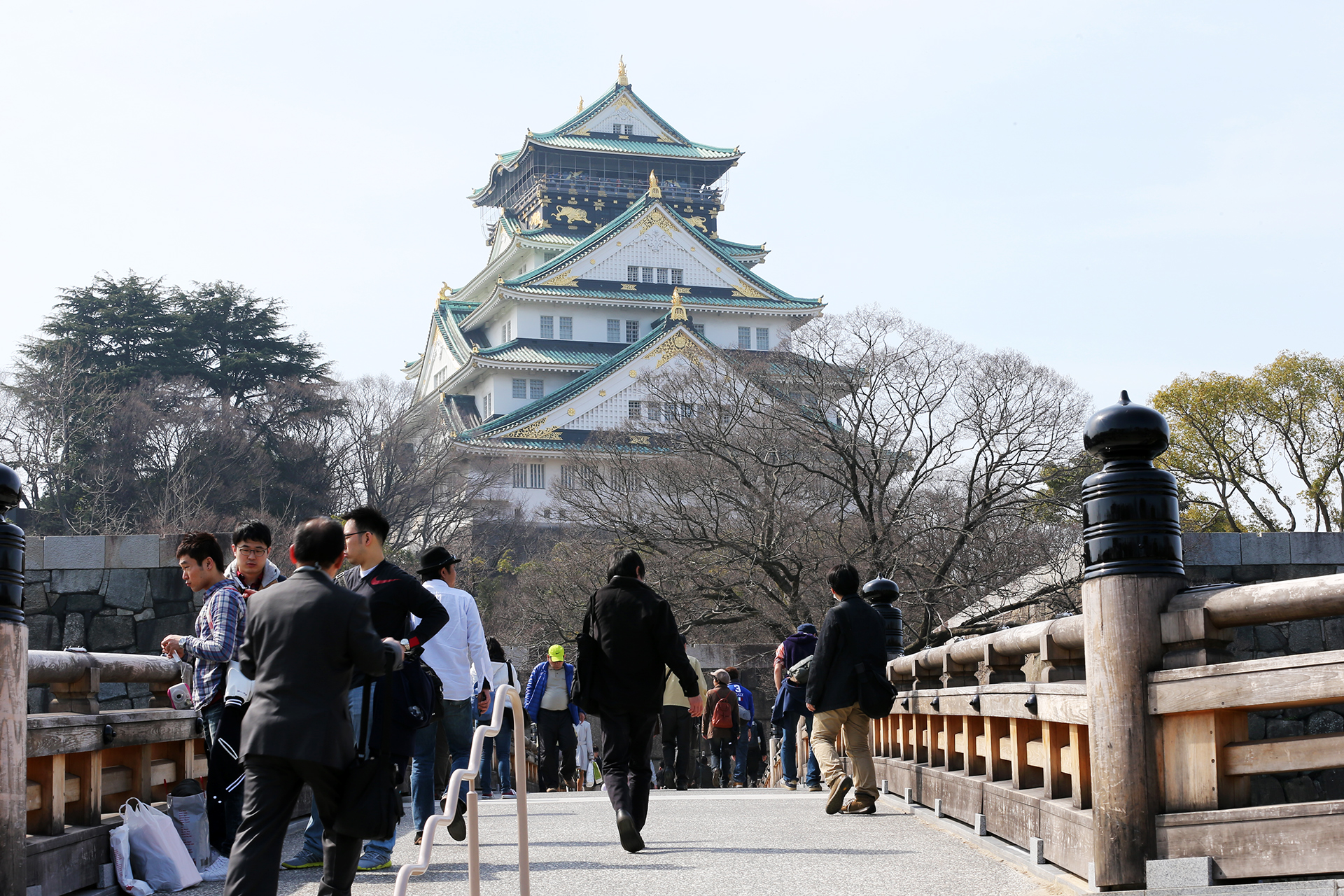 大阪城につづく橋