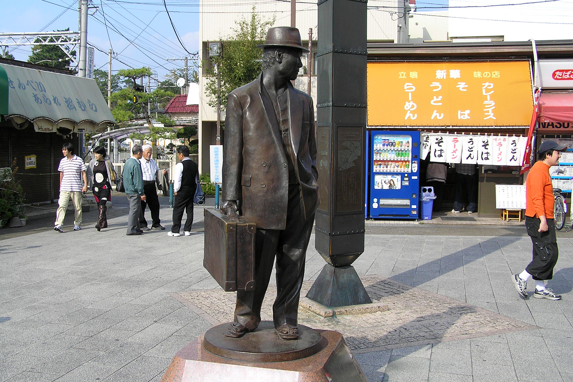 柴又駅の寅さんの像