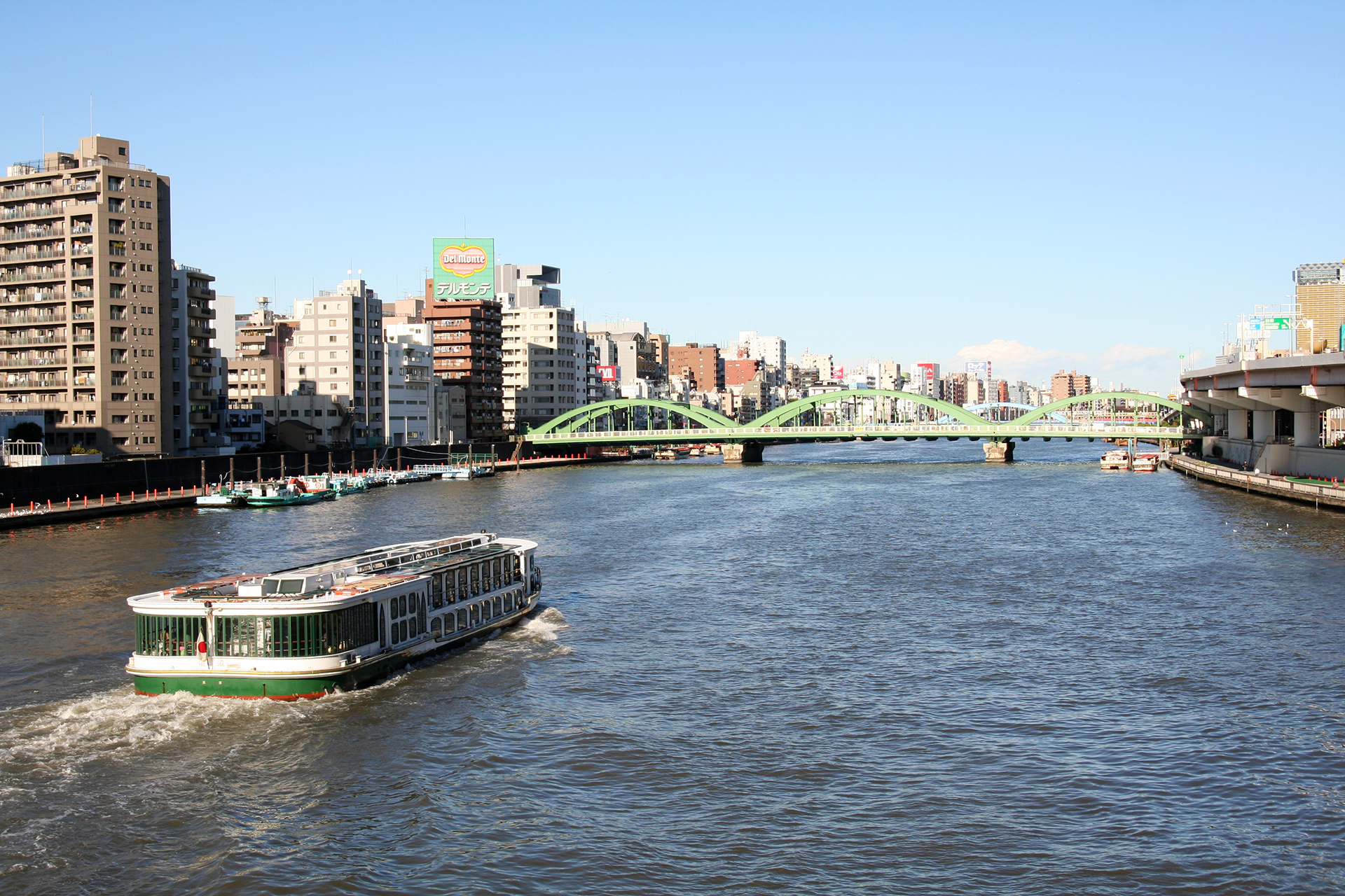 遊覧船と厩橋